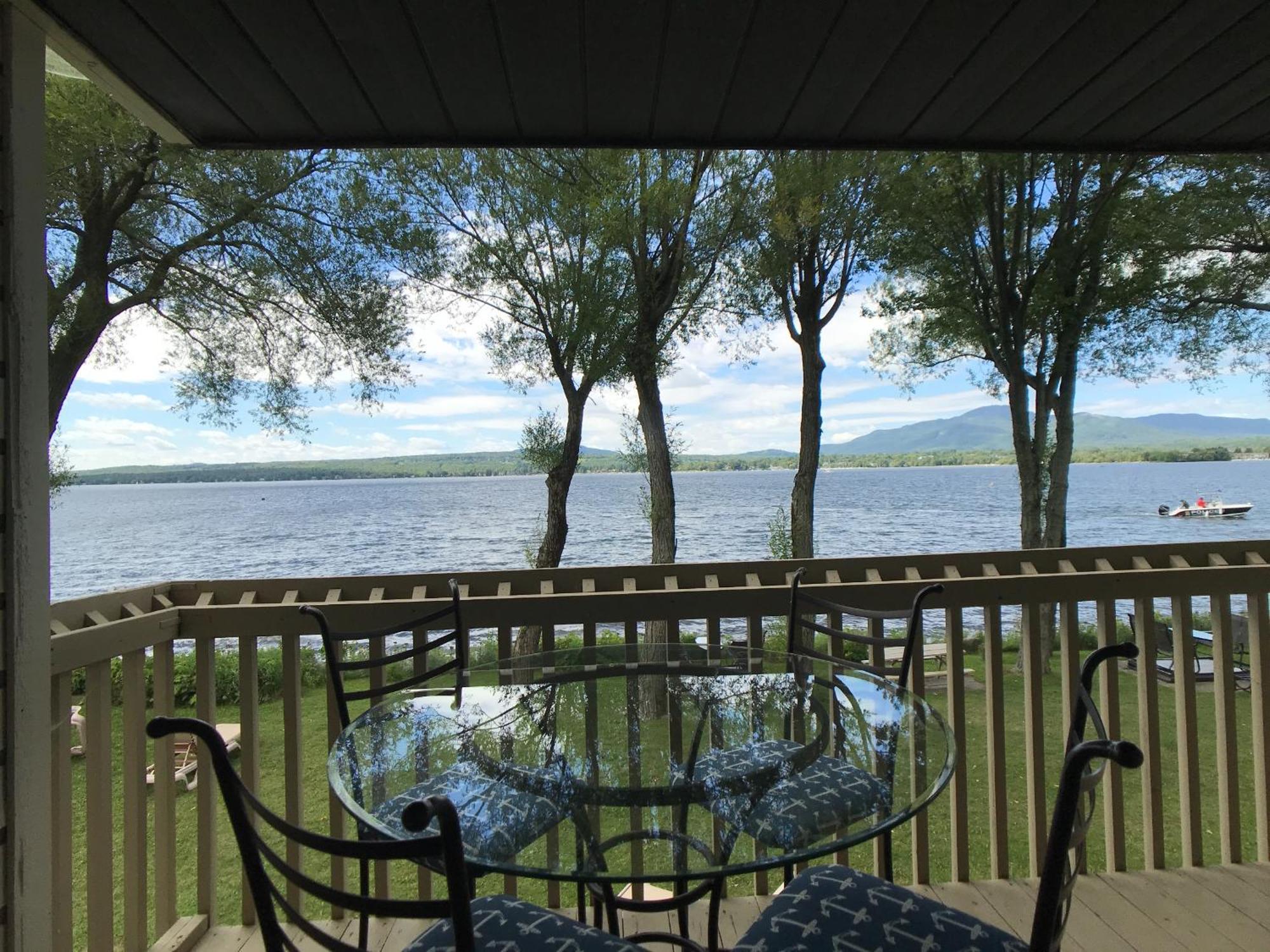 Location Tourisme Estrie - Oberge Du Village Magog Exterior photo