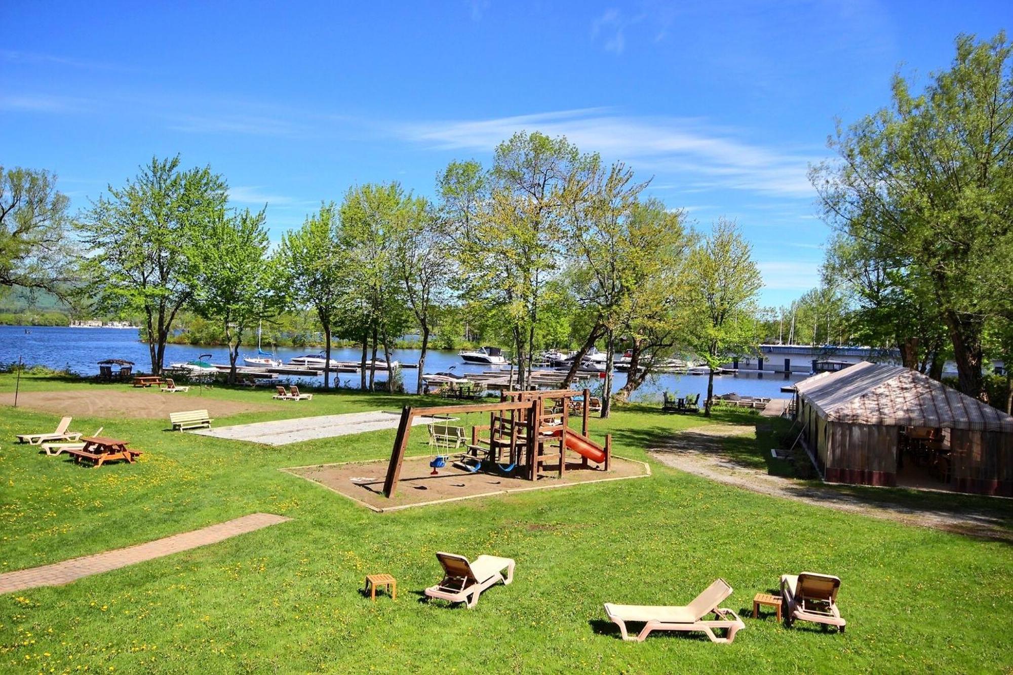 Location Tourisme Estrie - Oberge Du Village Magog Exterior photo